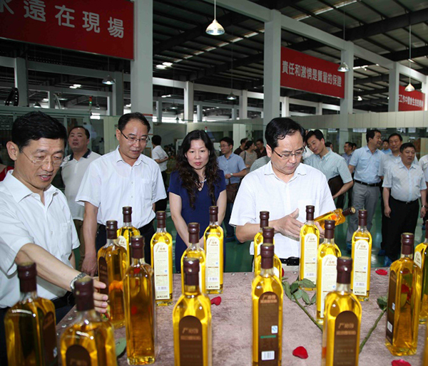 专题调研领导莅临燕庄了解企业新产品