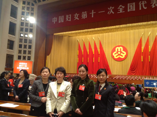 中国妇女第十一次代表大会合肥代表团（左三为刘燕董事长）